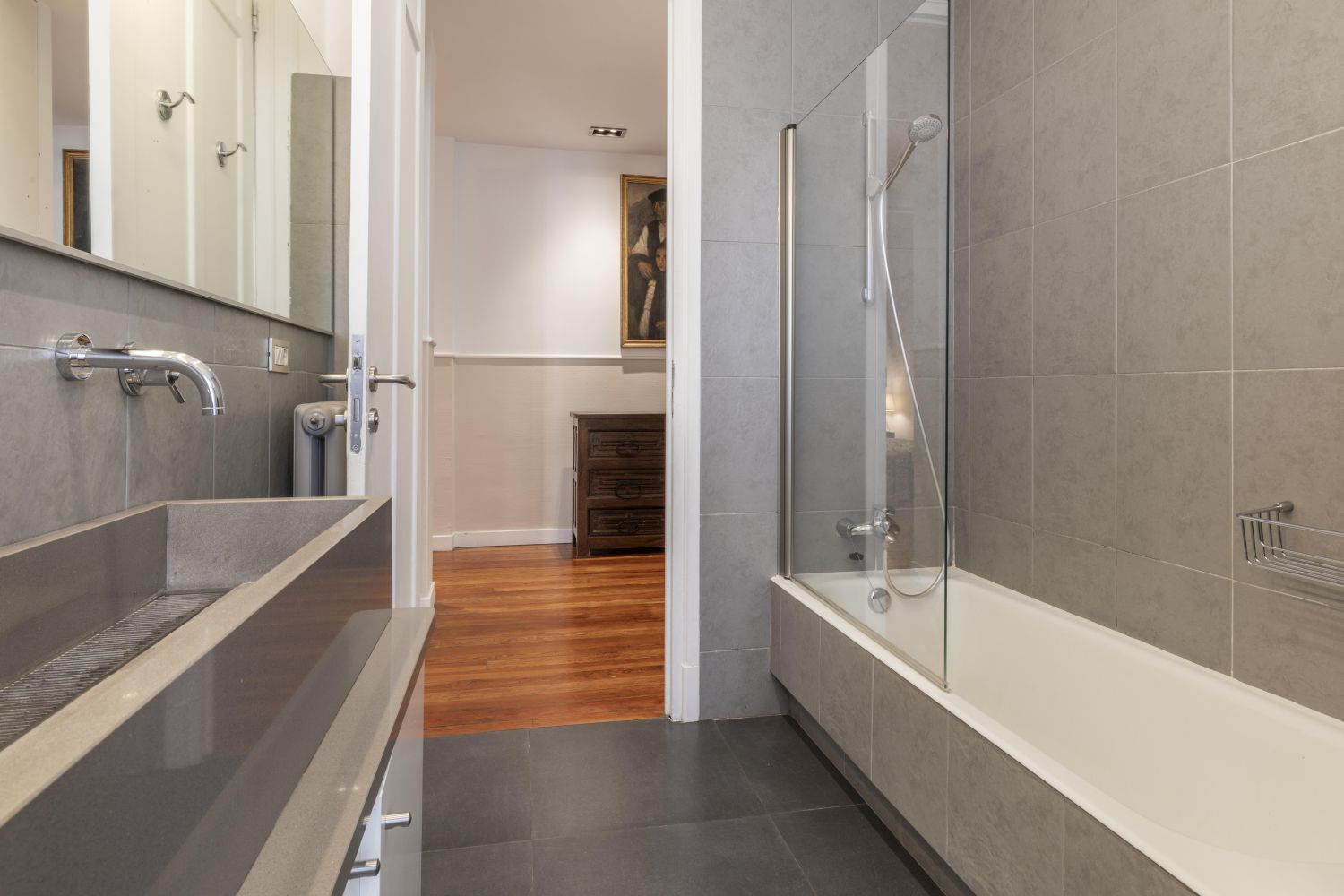 Magnífica propiedad en venta ubicada en un edificio señorial, situada en una de las zonas más elegantes del céntrico barrio de Gros