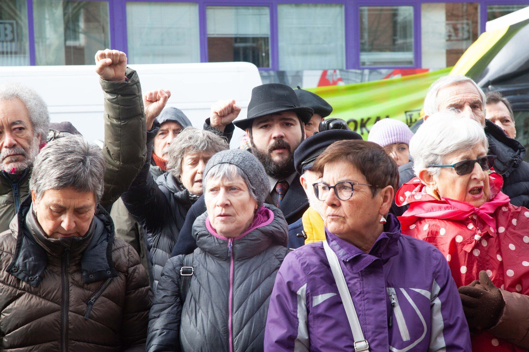 En imágenes: Homenaje en el monolito antes de la manifestación del 3 de Marzo en Vitoria