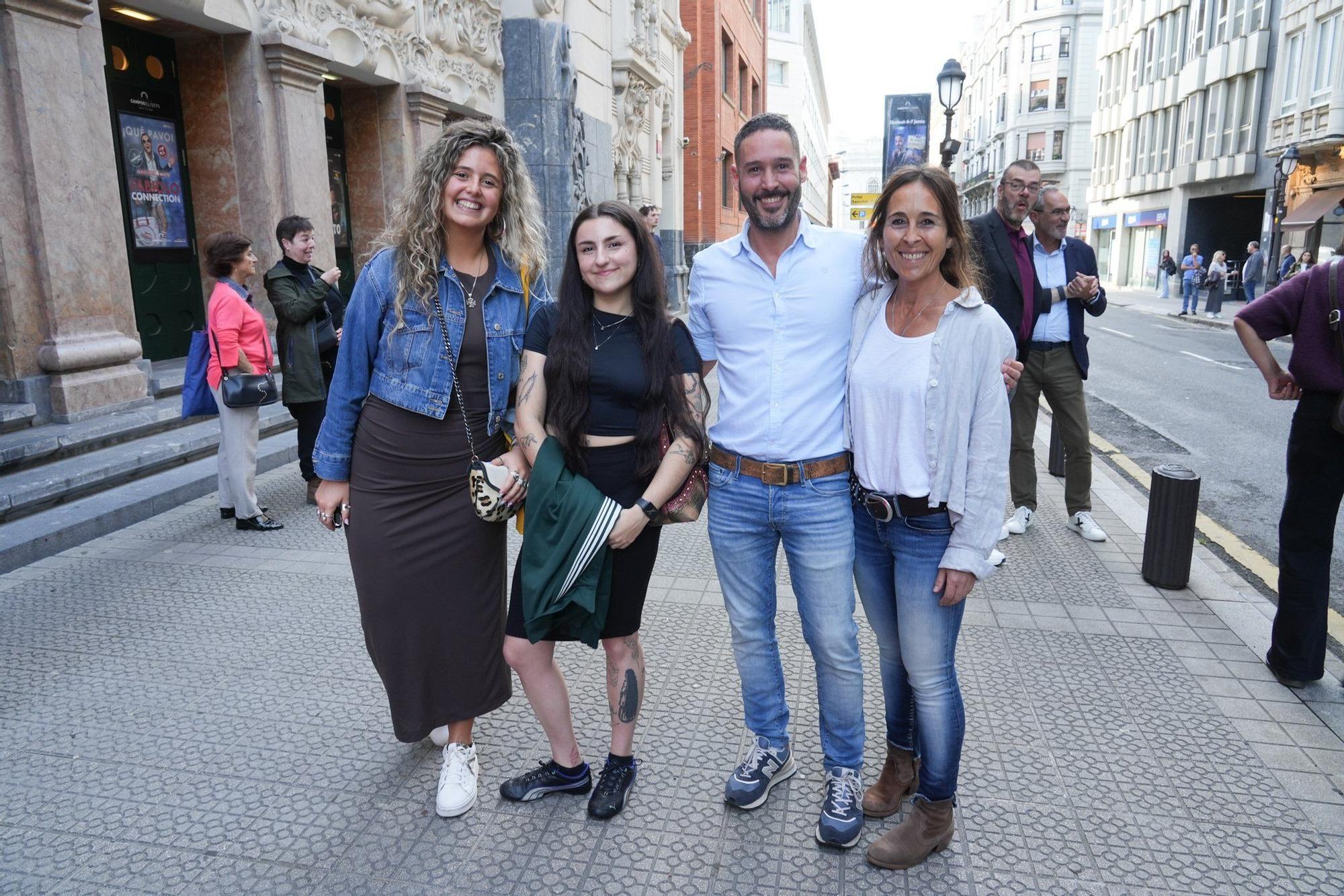 Uxue Terán, Joana Esparza, Carlos Sustatxa y Miren Sustatxa, a las puertas del Teatro Campos.