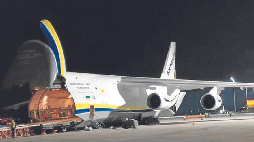 Un avión de carga en el aeropuerto de Foronda.