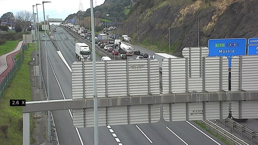 Retenciones en la A-8 dirección Cantabria por un accidente en Ugaldebieta