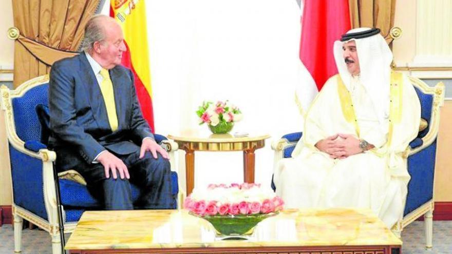 Juan Carlos conversa con el Sheikh Hamad Bin Isa Al-Khalifa, durante una visita oficial a Baréin en 2014.