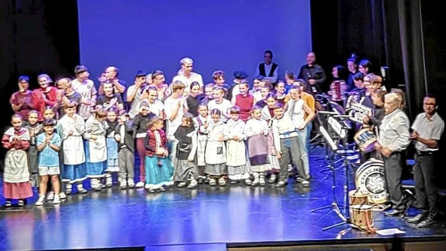 Elenco al completo tras la actuación que contó con la colaboración del Ayuntamiento.