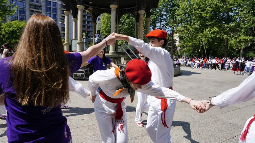 Más de 400 dantzaris dan color al alarde txiki de Santurtzi