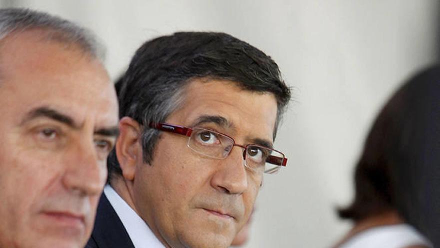 El lehendakari, Patxi López, junto al rector de la Universidad de Mondragón, Iñaki Goirizelaia, durante la apertura del curso 2010-2011.