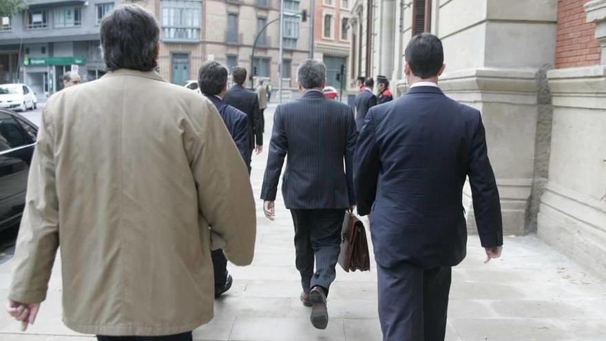 Un grupo de escoltas, ajenos a la información, acompaña a una persona protegida.