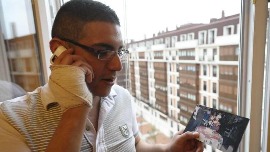 David Gregorio habla por teléfono desde su casa en Irala con su madre, Martina Judith, en Guayaquil (Ecuador), mientras observa una foto de toda su familia. David Gregorio habla por teléfono desde su casa en Irala con su madre, Martina Judith, en Guayaquil (Ecuador), mientras observa una foto de toda su familia.