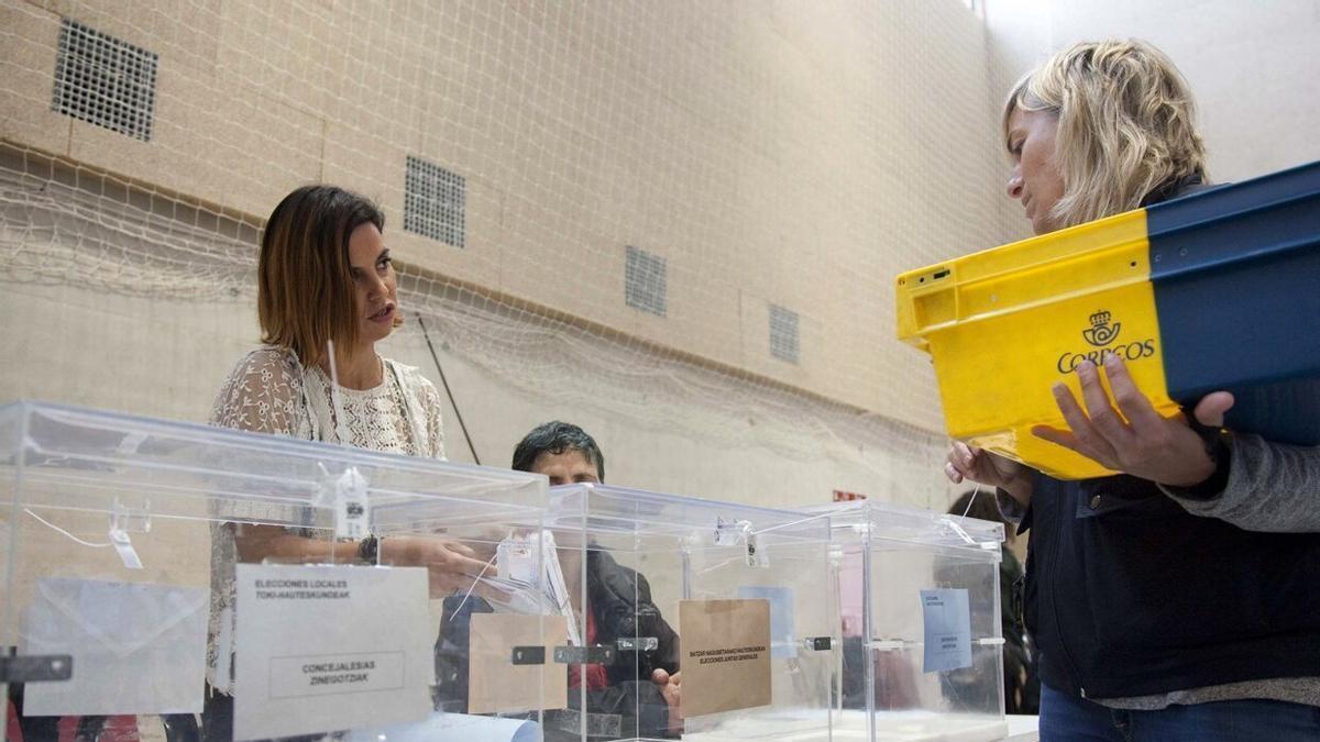 Una mesa electoral en una anterior convocatoria de los comicios municipales y forales