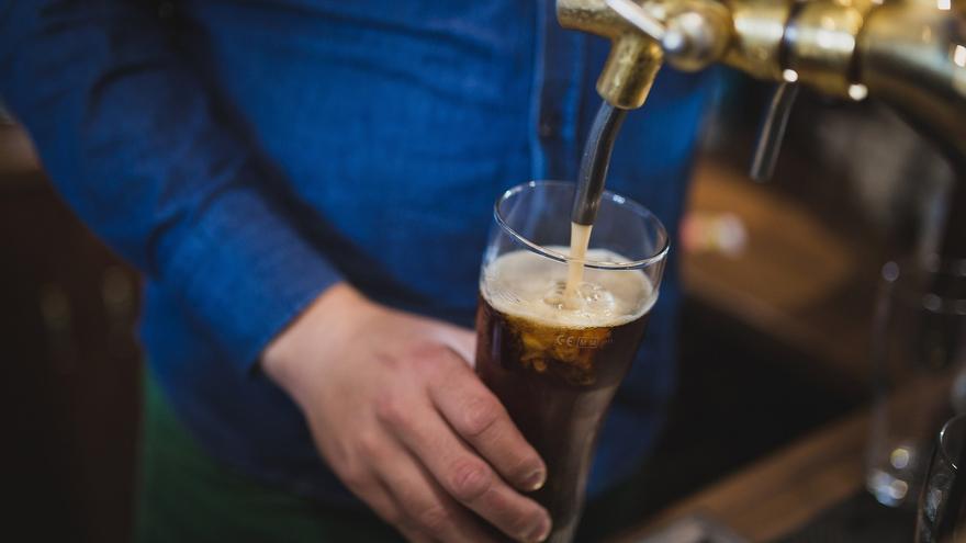 Detenido por dejar abierto un grifo de cerveza que vació 450 litros en un club deportivo en Iruñea