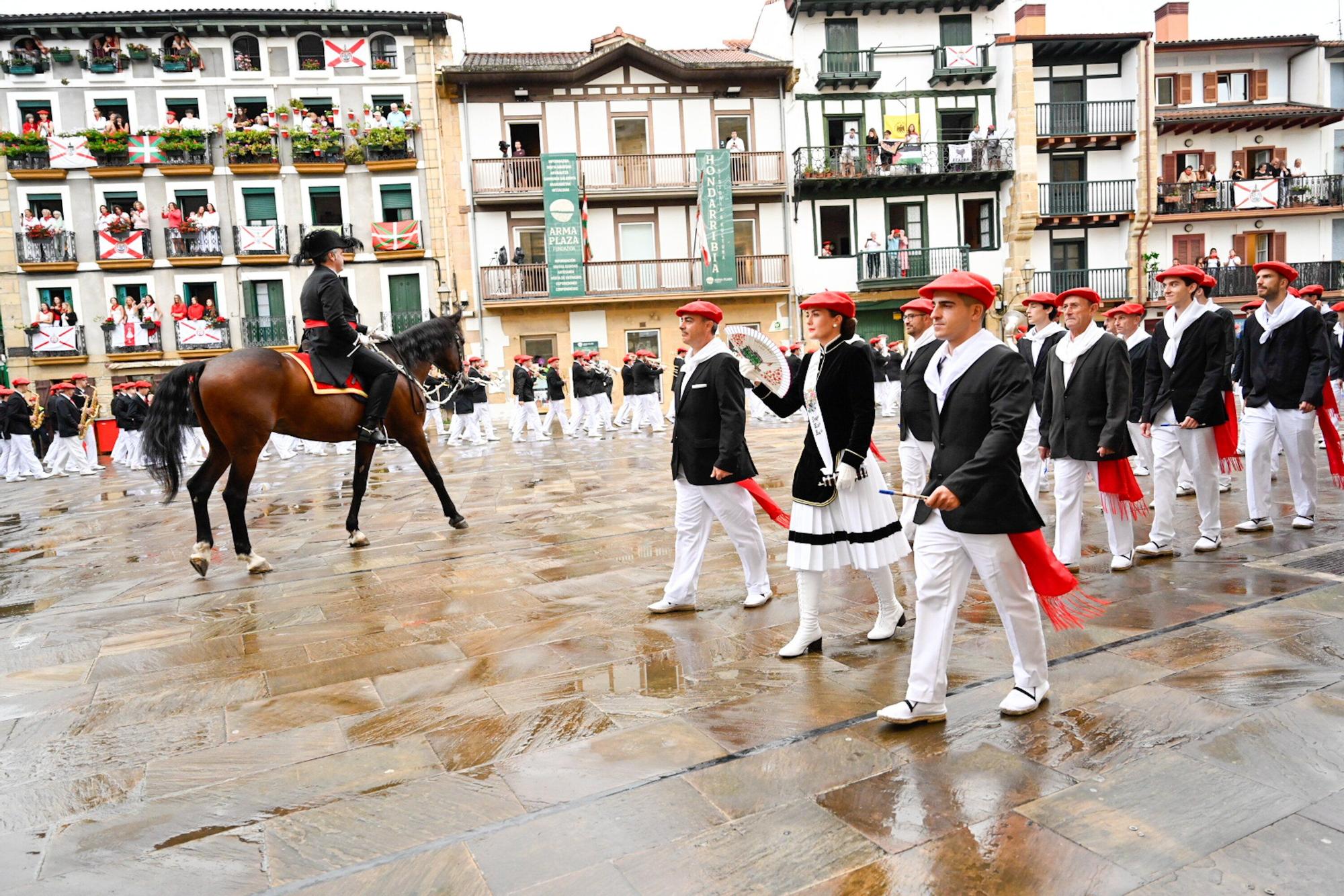 Fotos del Alarde tradicional 2025 por las calles de Hondarribia