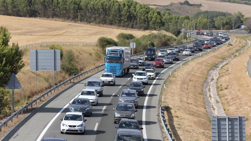 EN FOTOS | Retenciones importantes en las salidas de Pamplona AP 15 , 121 en Beriáin y A-12 en el nudo de Zizur por el eclipse