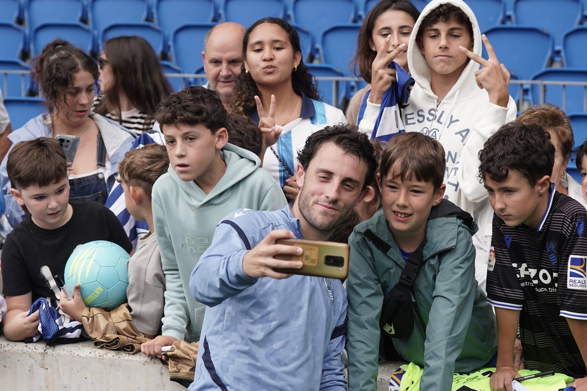 El entrenamiento de la Real a puerta abierta en Anoeta, en imágenes