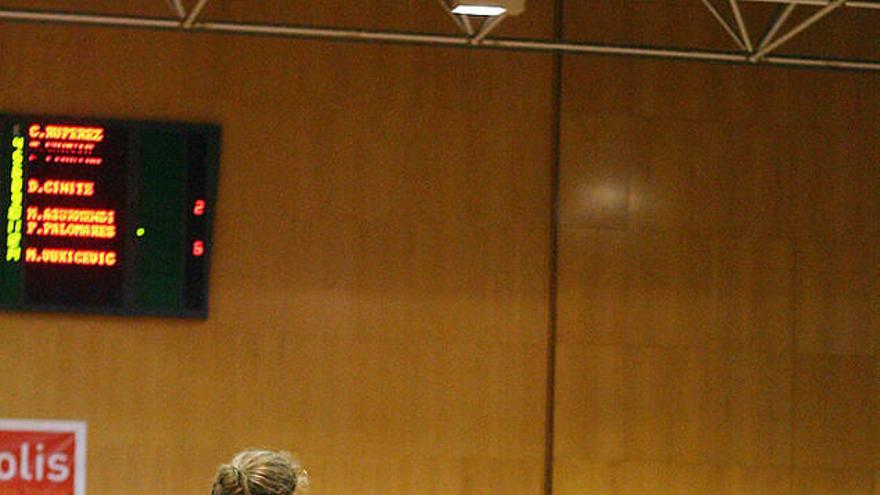 Tamara Abalde ataca a Liñeira.