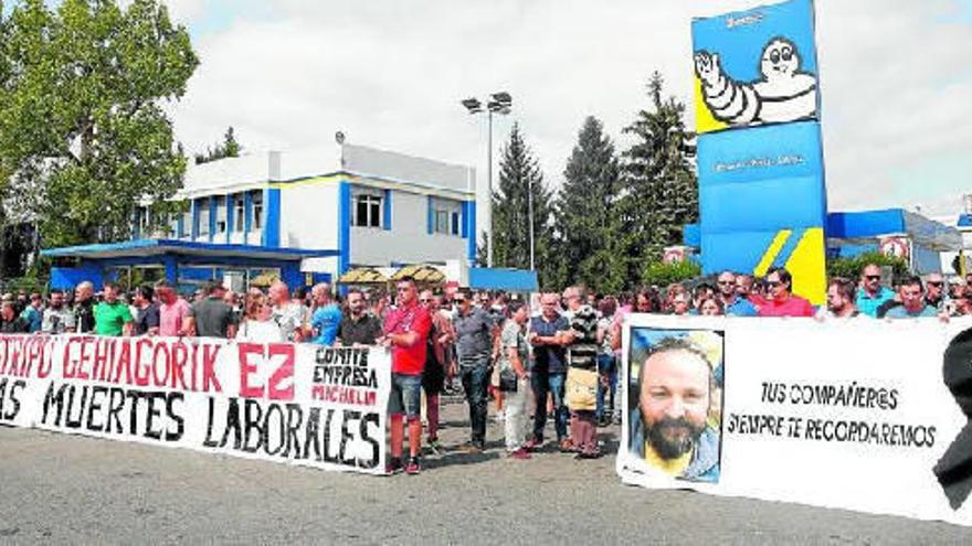 La plantilla se concentró ayer a las puertas de Michelin durante la jornada de huelga.