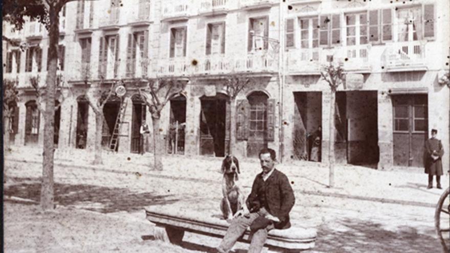 Sentados en un banco de piedra en 1880.