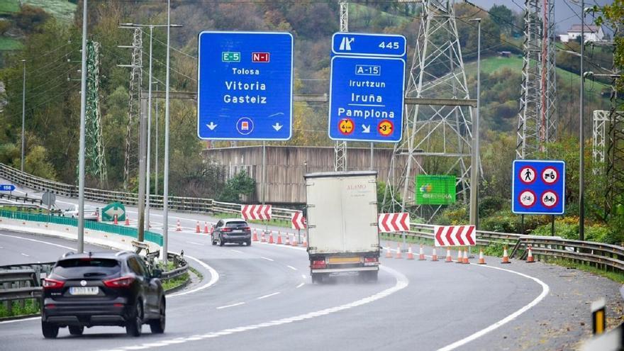 Heridas dos personas en un accidente entre cuatro vehículos en la AP-15