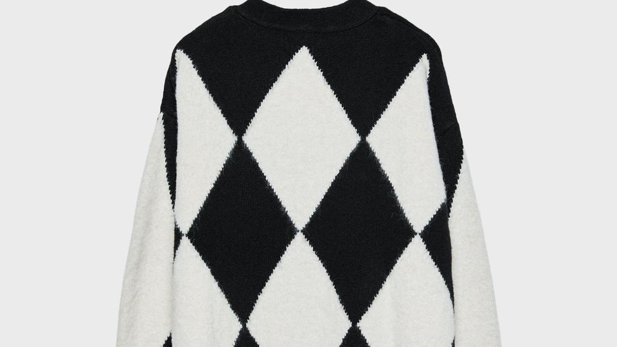 Perspectiva trasera de la chaqueta oversize de punto de Stradivarius