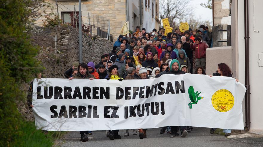 Fotos de la protesta en Etxauri contra el proyecto fotovoltaico en Sarbil