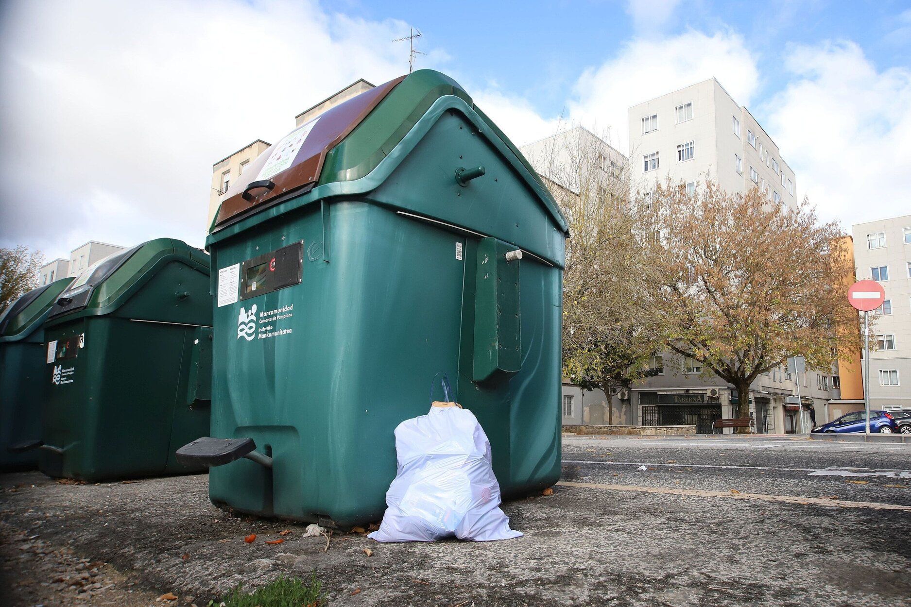 Una media de 15,12 bolsas y voluminosos tirados al día se recogen en Grupo Urdánoz 7.