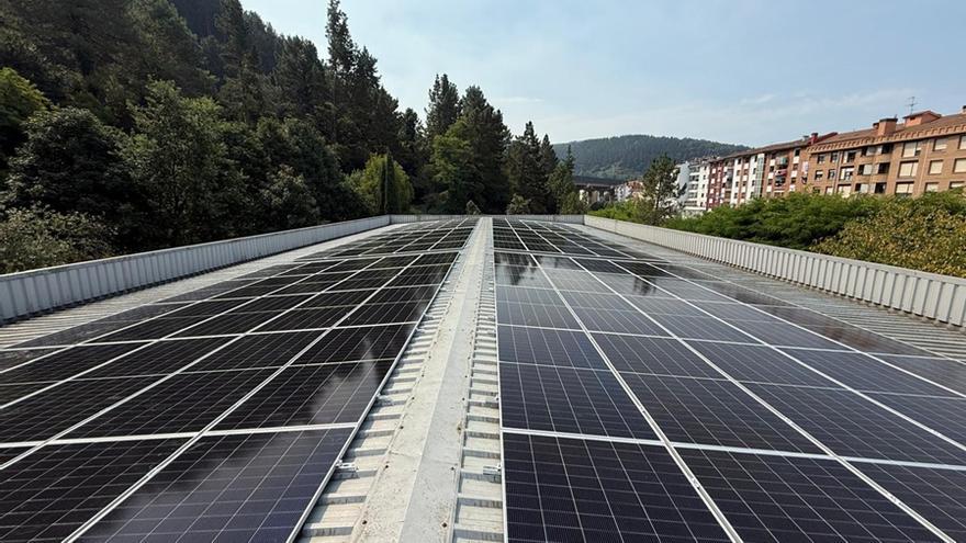 Ugao instala 454 paneles solares en dos edificios públicos municipales