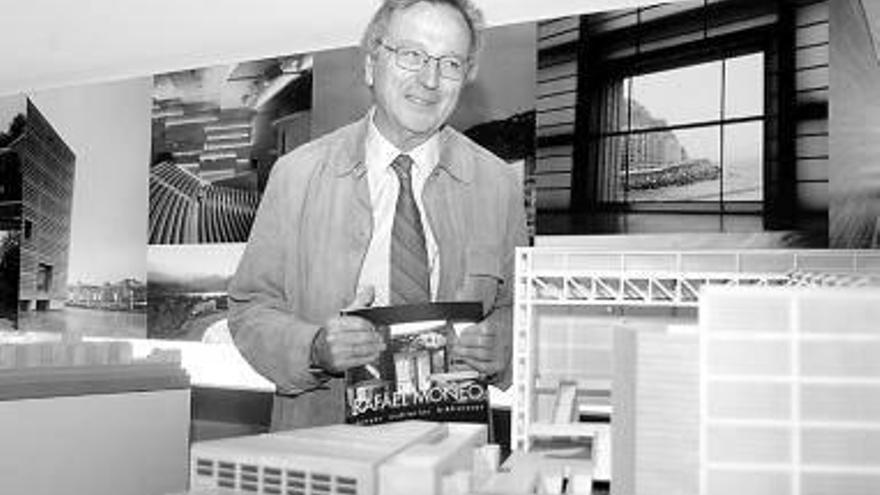 Moneo, junto a una maqueta del Kursaal de San Sebastián.