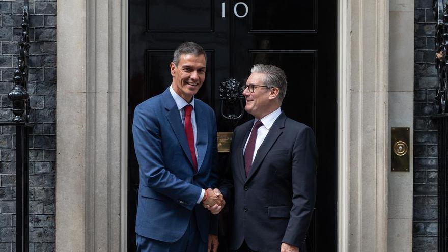Sánchez y Starmer escenifican su sintonía y apuestan por relanzar su relación bilateral tras el acuerdo sobre Gibraltar