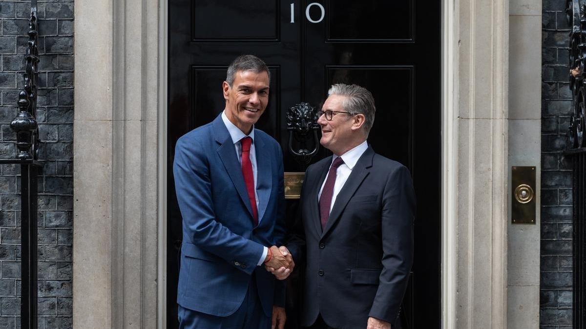 Pedro Sánchez saluda al primer ministro británico, Keir Starmer (d), en su residencia oficial.