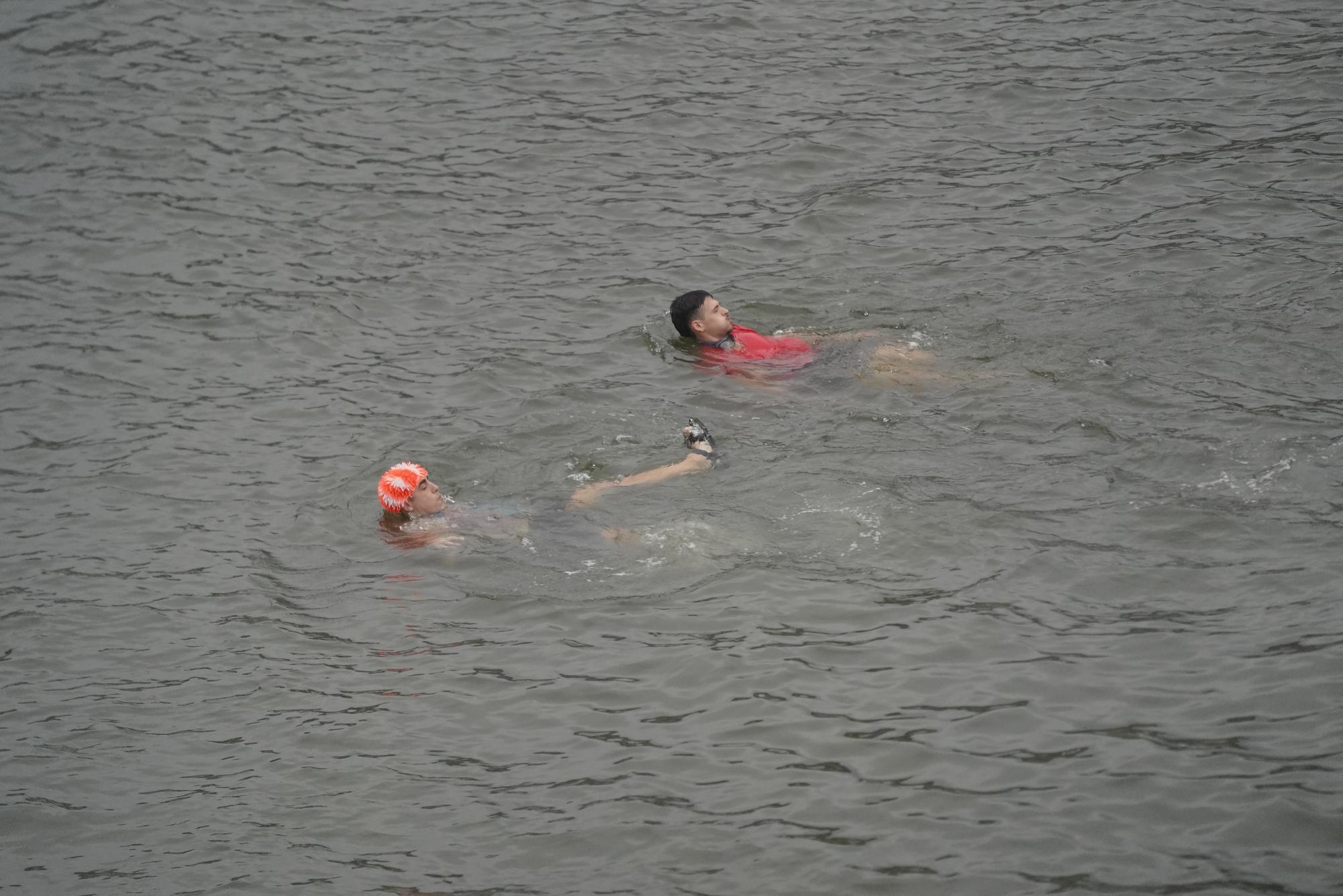 En imágenes: chapuzón en la ría de Bilbao tras el txupin