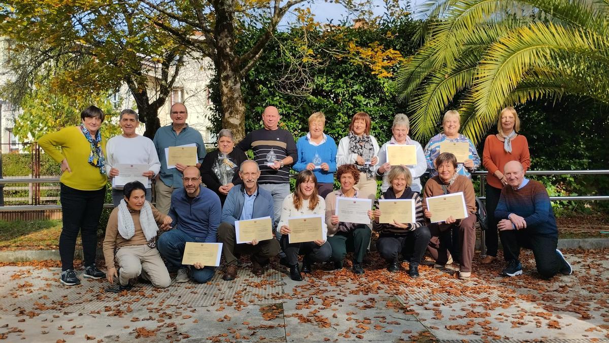 Donantes que han sido homenajeados y homenajeadas por su gran gesto solidario, con representantes de la delegación local en el acto celebrado el sábado.
