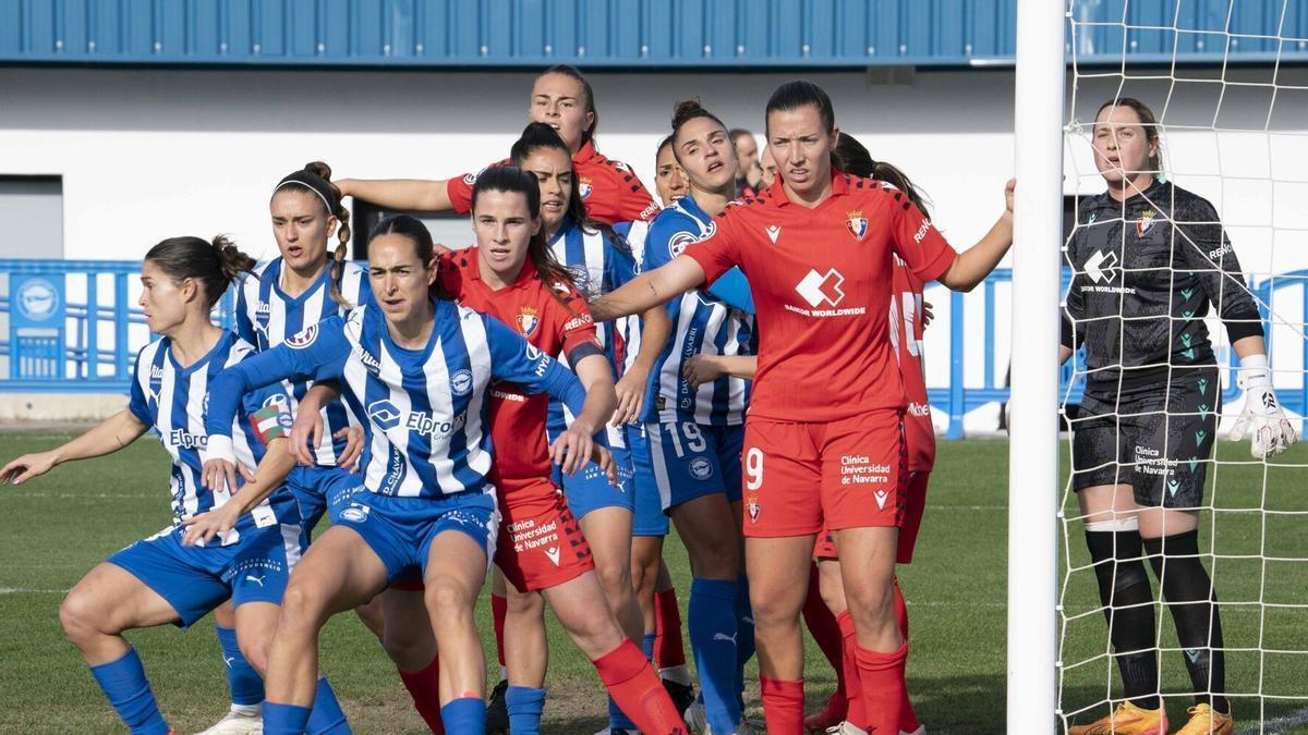 Las Gloriosas cargan el primer palo en un córner ante Osasuna.