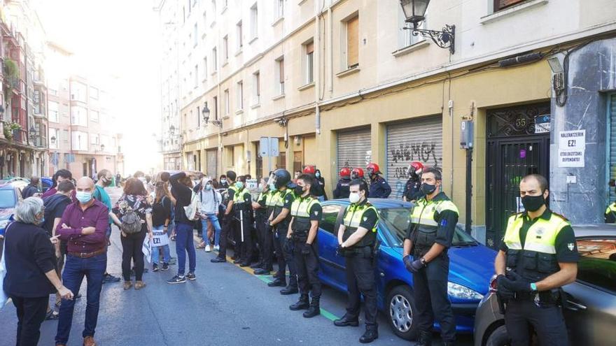 Vecinos de Bilbao intentan impedir el desahucio de Mari Carmen