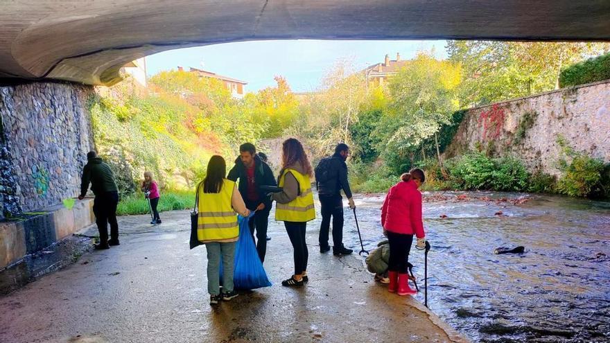 Durango retira cinco contenedores de residuos del río Mañaria