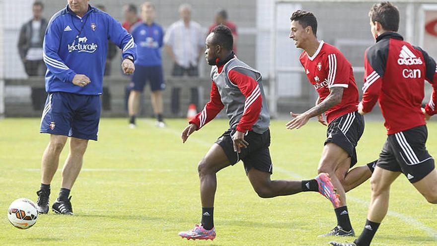 Jan Urban sigue las evoluciones de Cedrick Mabwati yMaikel Mesa.