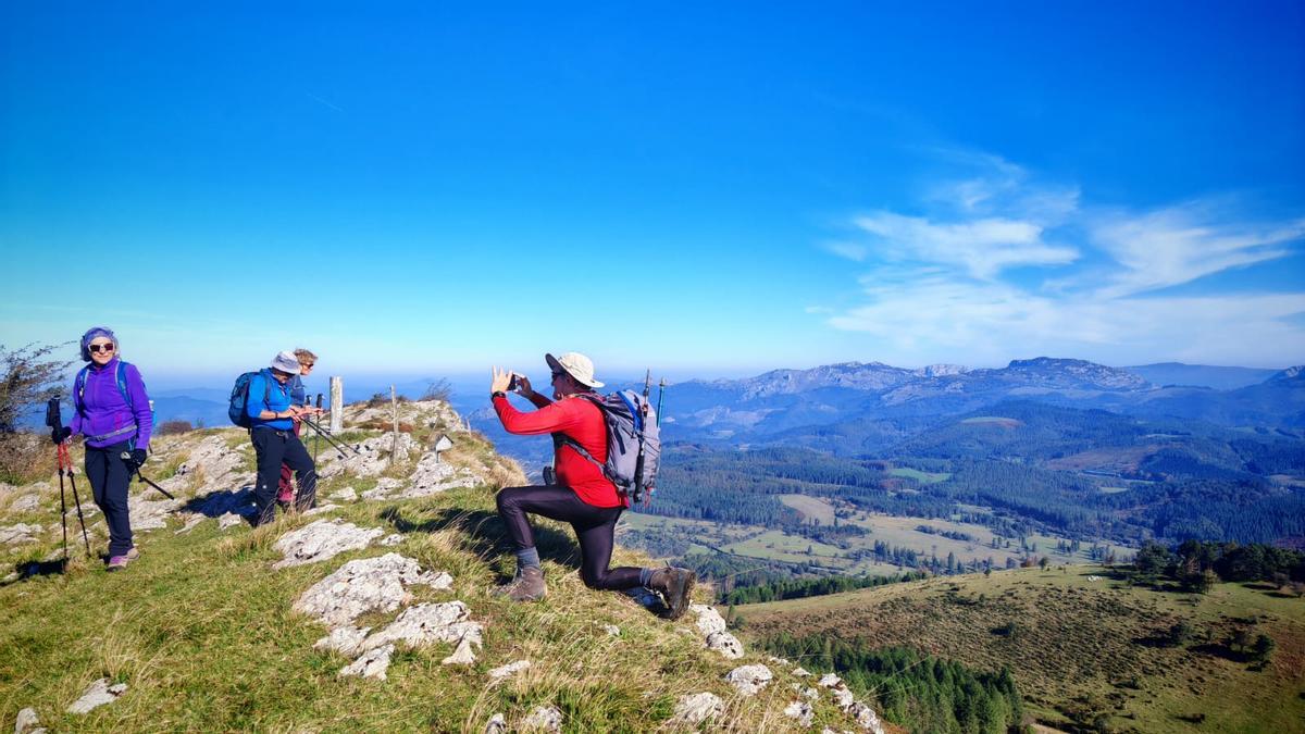 Cima de Arralde con estupendas vistas al area recreativa de Saldropo, a Anboto e incluso a Aitzgorri