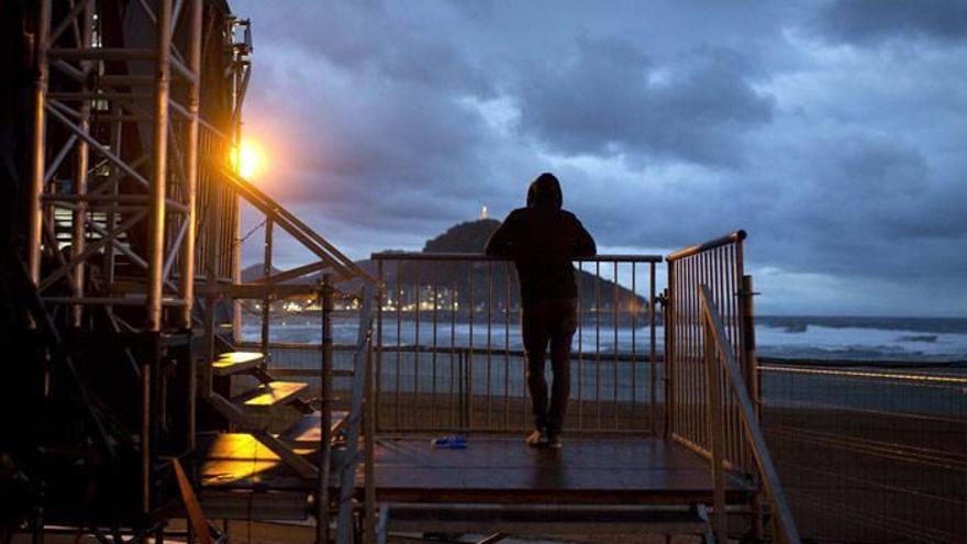 Gorka Urbizu, en la escalinata que da acceso al escenario, observa el mar encrespado en las horas previas al concierto que ofrecieron en San Sebastián. ‘Poeta’ es su apodo entre la ‘crew’ de Berri Txarrak.