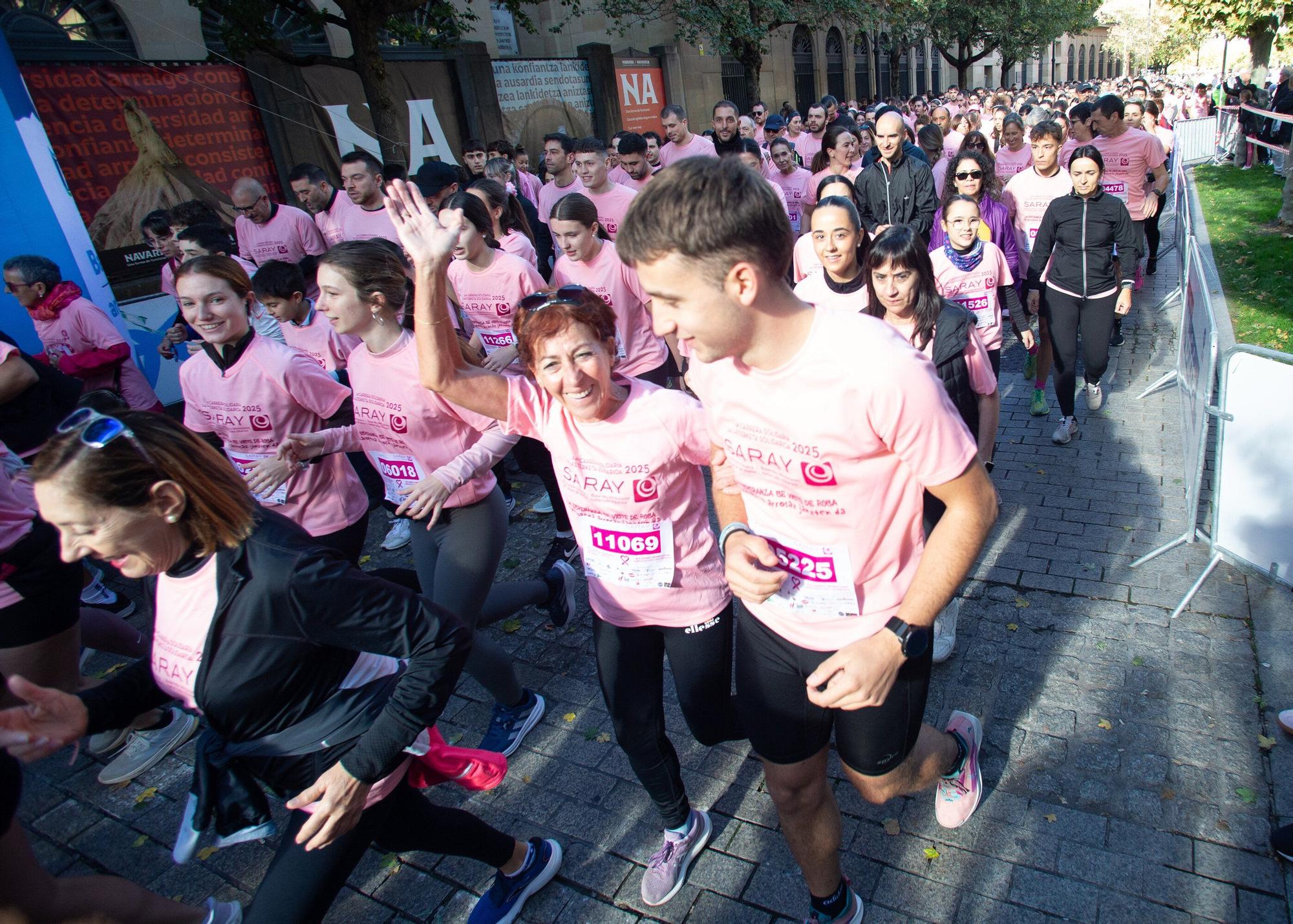 Fotos de la Carrera contra el Cáncer de Mama de Saray en Pamplona 2025