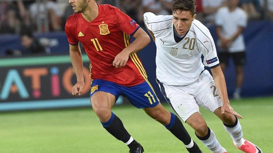 Marco Asensio (i) de España disputa el balón con Federico Chiesa (d) de Italia.