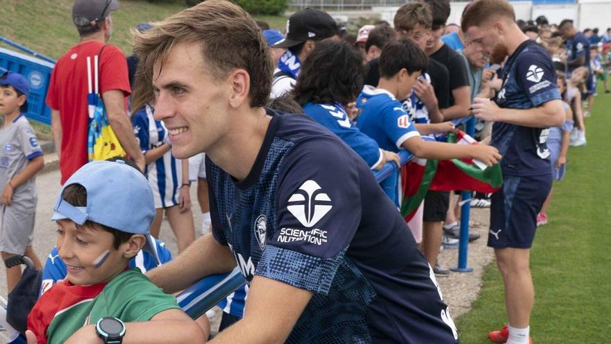 Pablo Ibáñez se fotografía con la afición mientras Carlos Vicente firma camisetas tras el entrenamiento.