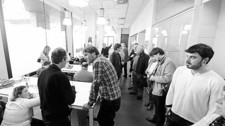 El diputado y el alcalde de Tolosa visitaron ayer el centro de día para enfermos mentales.