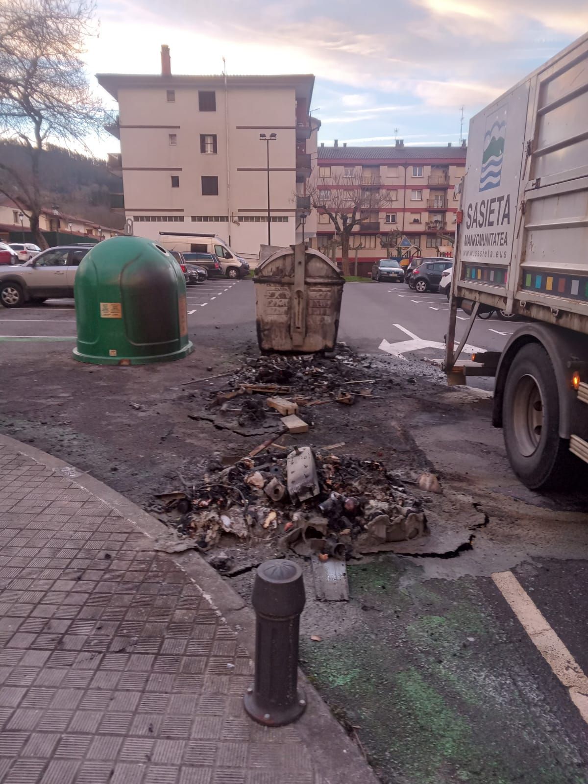 Actos vandálicos en Lazkao: contenedores quemados y pintada en el frontón