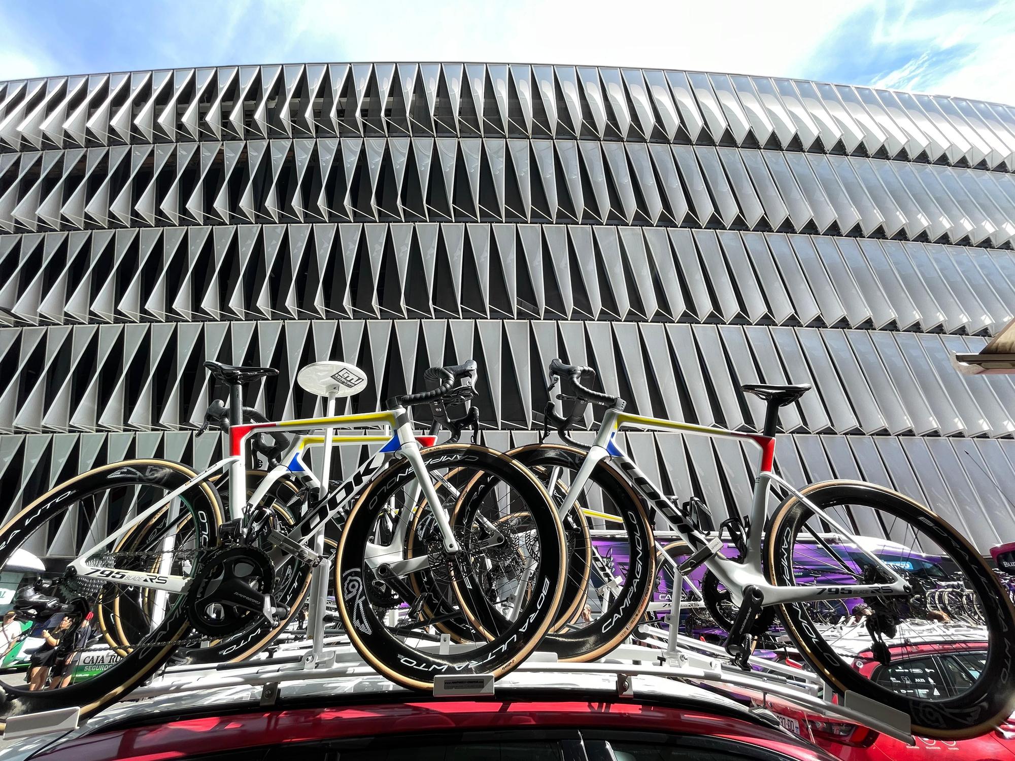 La Vuelta llega a Bizkaia: las imágenes del montaje en Bilbao