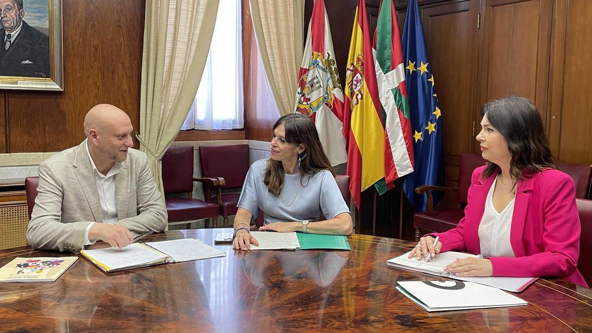 Extebarria se reúne con Pascual Borja y Ana López de Uralde para repasar los dispositivos.