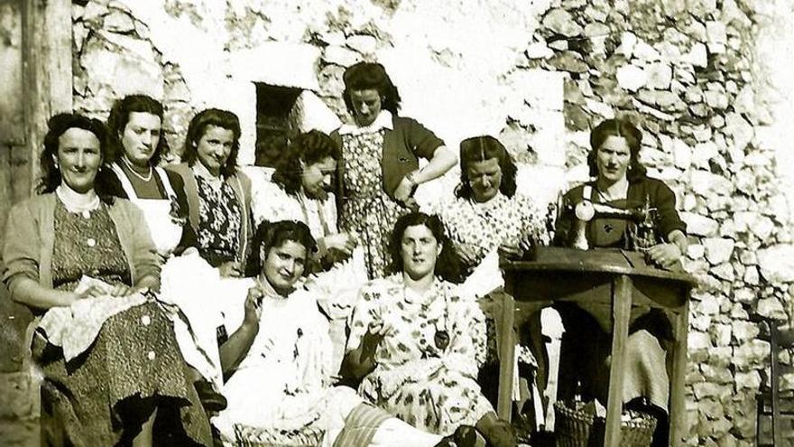 Habitualmente, las mujeres hacían trabajos para la comunidad que muchas veces no eran reconocidos. En la foto, costureras en Hiriberri.