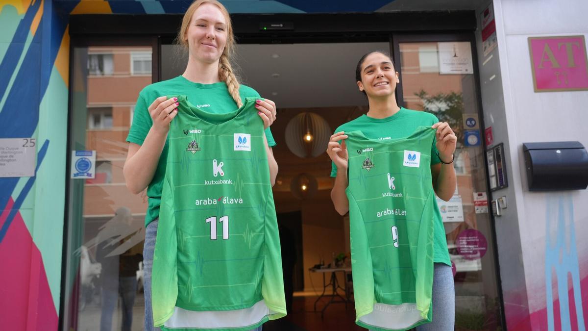 Quinn Dornstauder y Mireya Sanz durante su presentación como nuevas jugadoras del Araski.