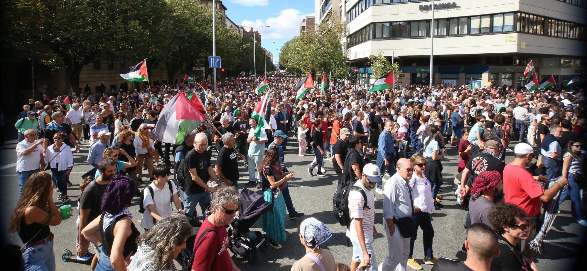 Fotos de la concentración en apoyo a Palestina en Pamplona este sábado