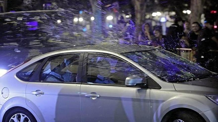 Arrojan huevos sobre los coches de los consejeros del PP al salir de RTVV