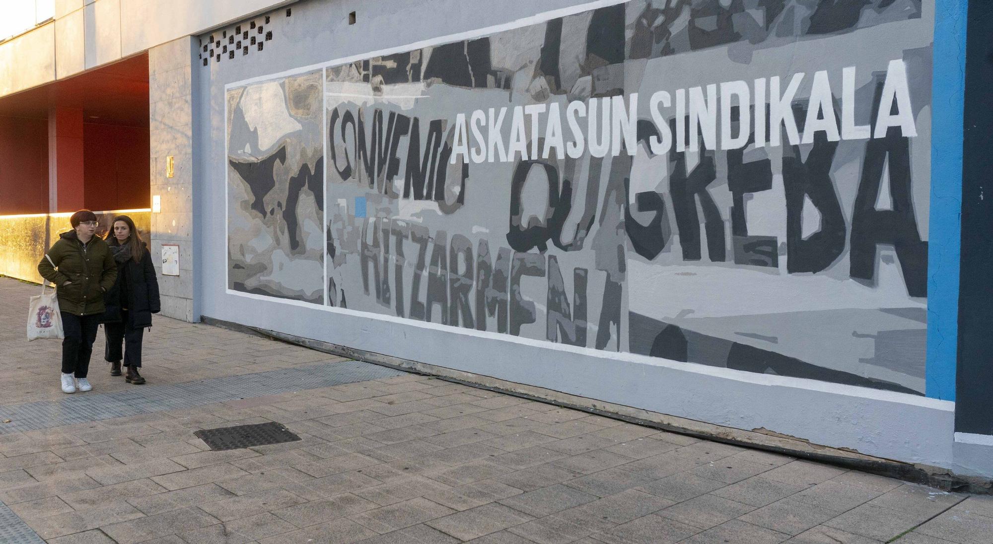 En imágenes: Zabalgana estrena un mural sobre la evolución del movimiento obrero