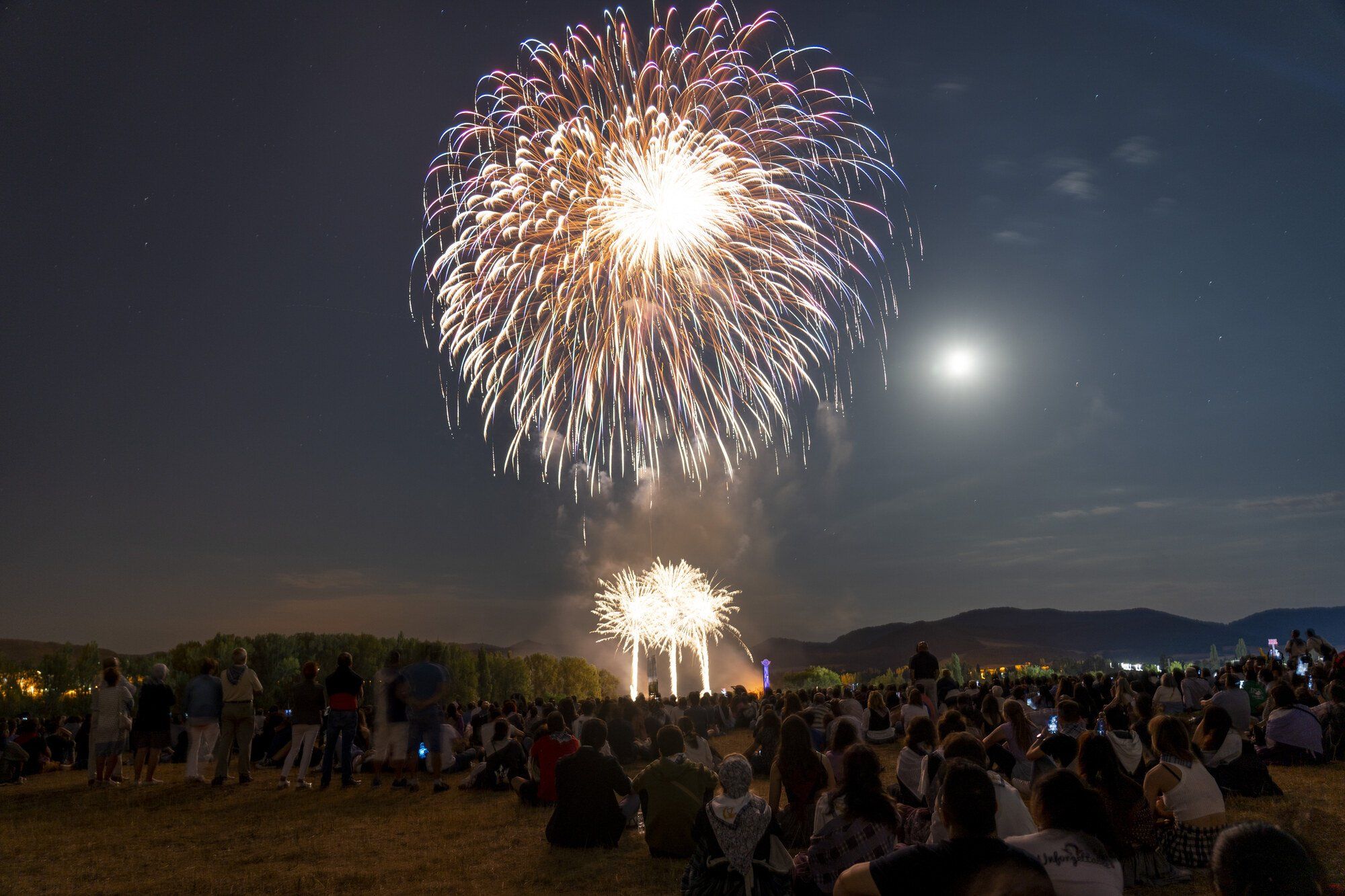 Revive los fuegos artificiales de la pasada noche