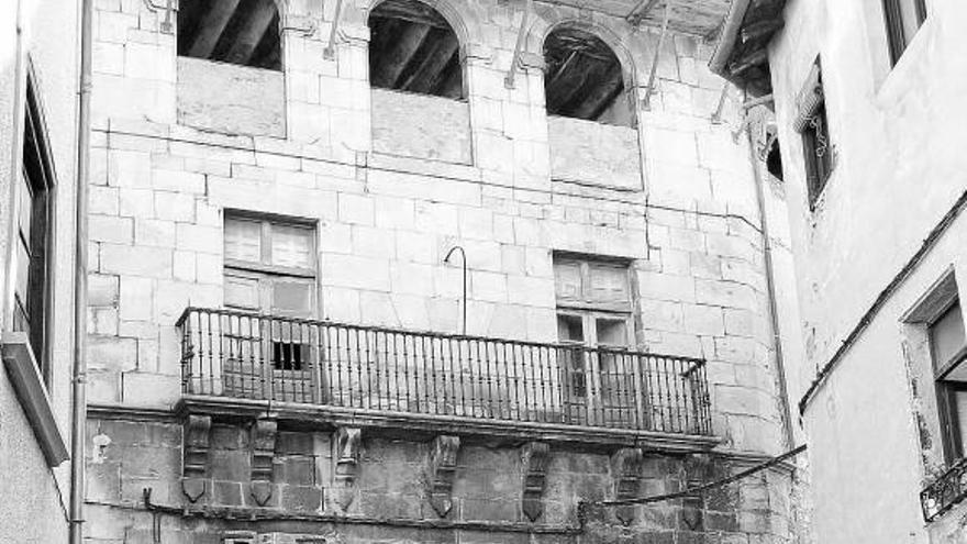 Fachada de la casa Recari de Aoiz, que era propiedad de los acusados y entregaron al funcionario.