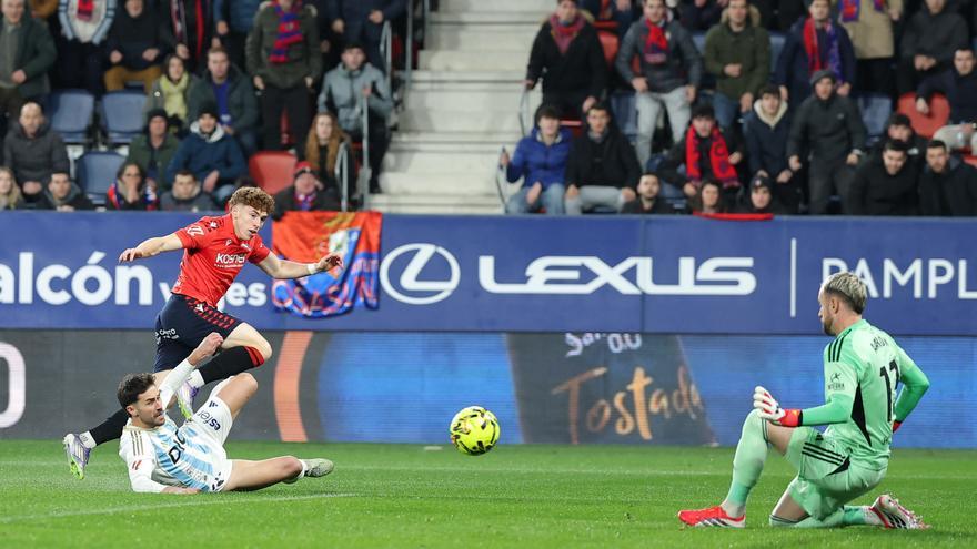 Remate de Víctor Muñoz que detiene Escandell.